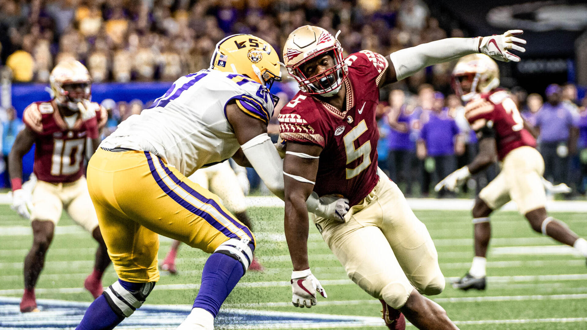 Para a sorte de todos, J.J. Watt usou microfone em sua performance contra os Titans