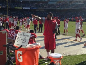 Raiders perdem mais uma e Darnell Dockett tira onda com a torcida