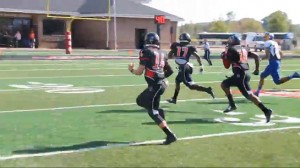 quarterback de escola passa e recebe para touchdown na mesma jogada