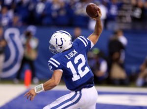  Andrew Luck marcando touchdown contra o Baltimore Ravens no Lucas Oil Stadium em 2014. (foto: fansided.com) 
