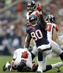 Jadeveon Clowney mostra versatilidade em campo